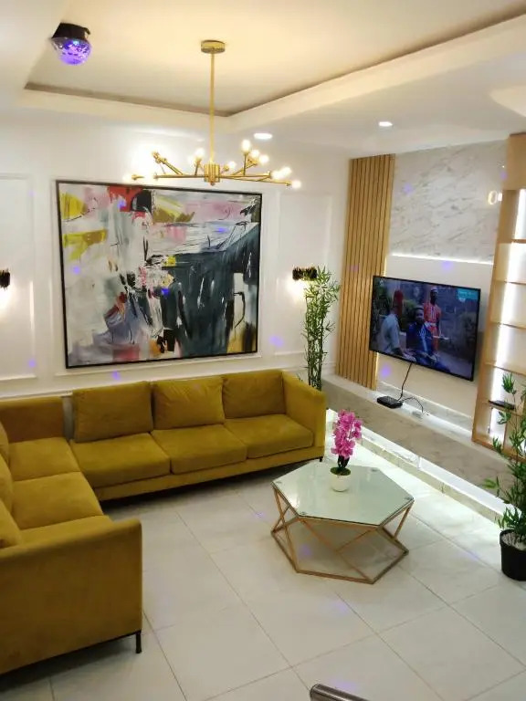 EdsLuxe Deluxe 2 Bedroom Apartment with Swimming Pool and High Speed Wifi