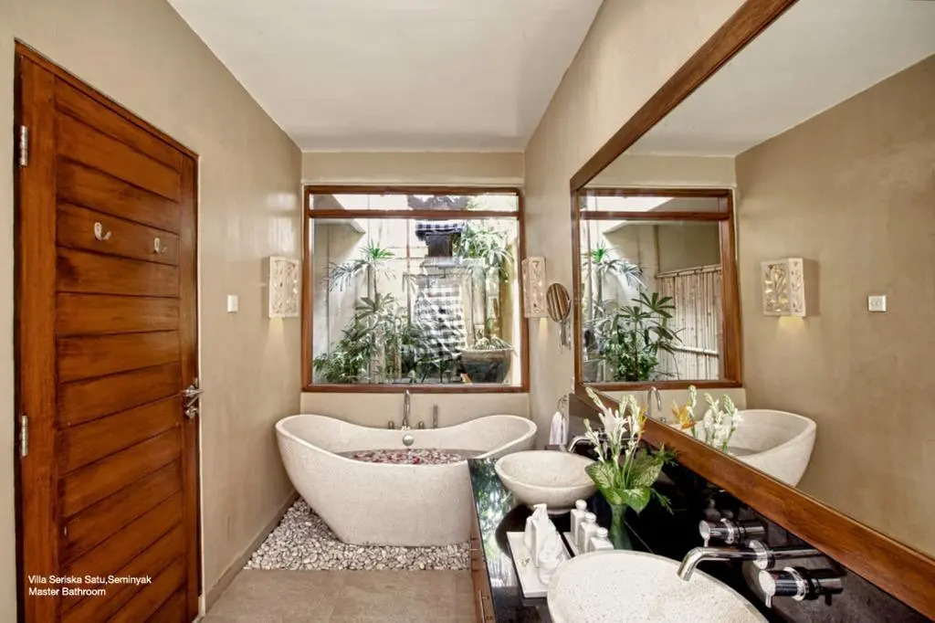 Villa Seriska Seminyak, 5-Star Private Pool Villa, Walk to Dining & Shopping