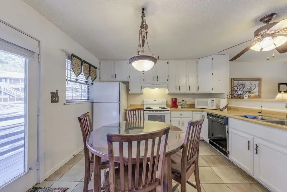 Ruidoso Condo w/ Golf View ~ 17 Mi to Ski Apache!