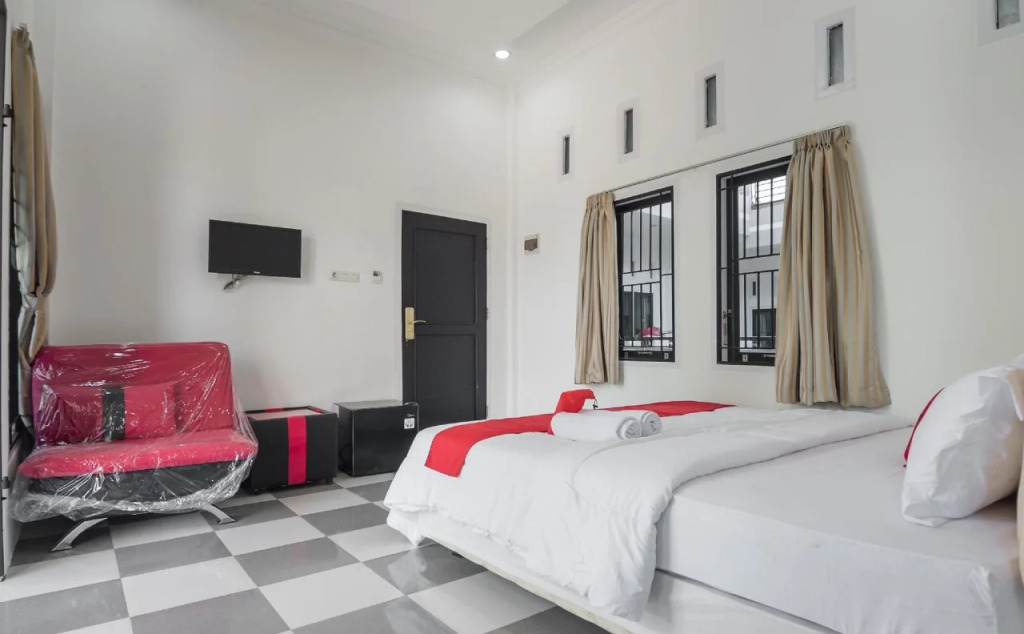 Cemara Guesthouse by RedDoorz