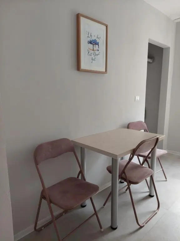 Ela's apartment