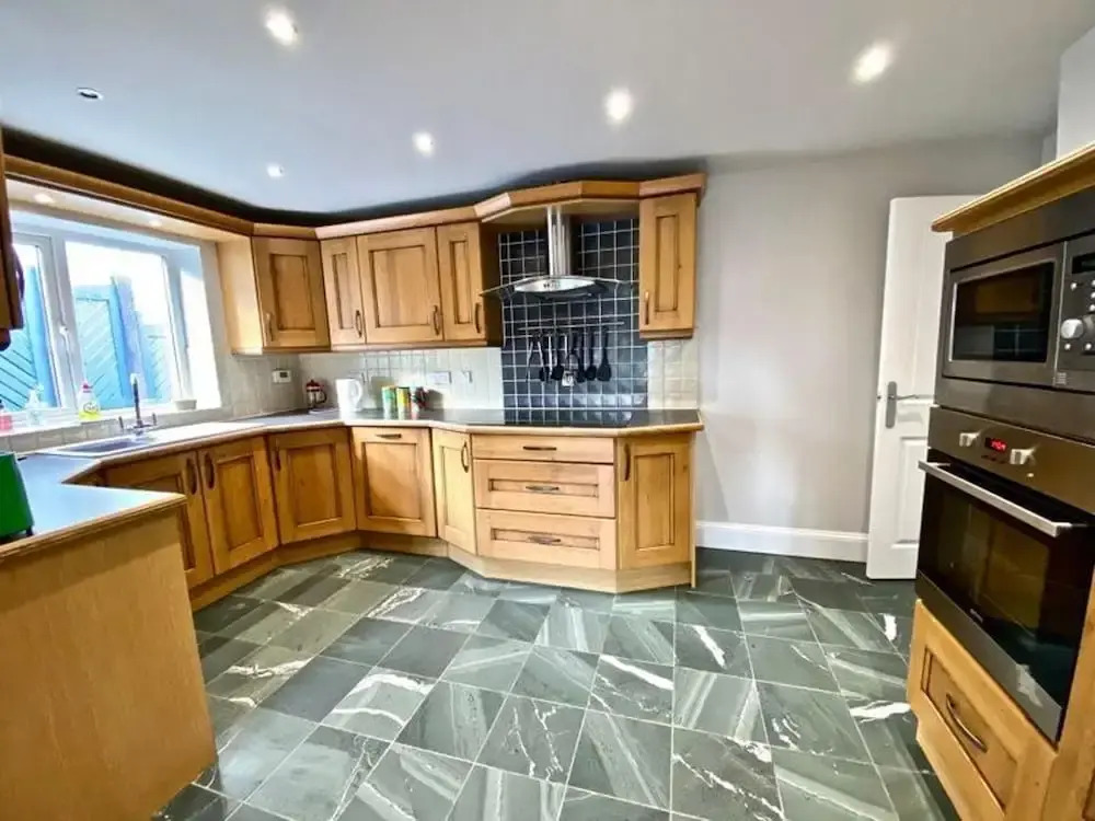 Detached Lakeland Cottage With Private hot tub
