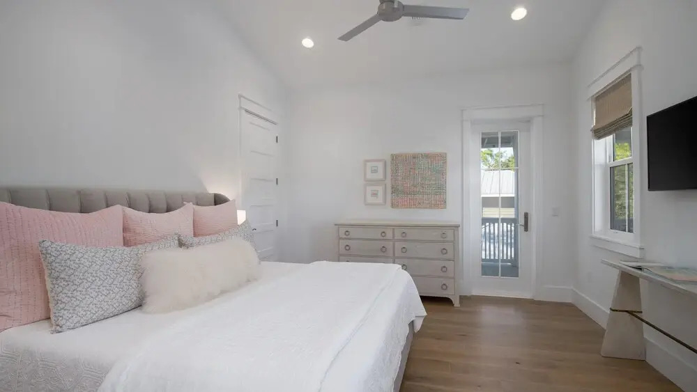 Emerald Elegance by Avantstay 5 Mins TO Beach w/ Chefs Kitchen, Pool & Bbq!