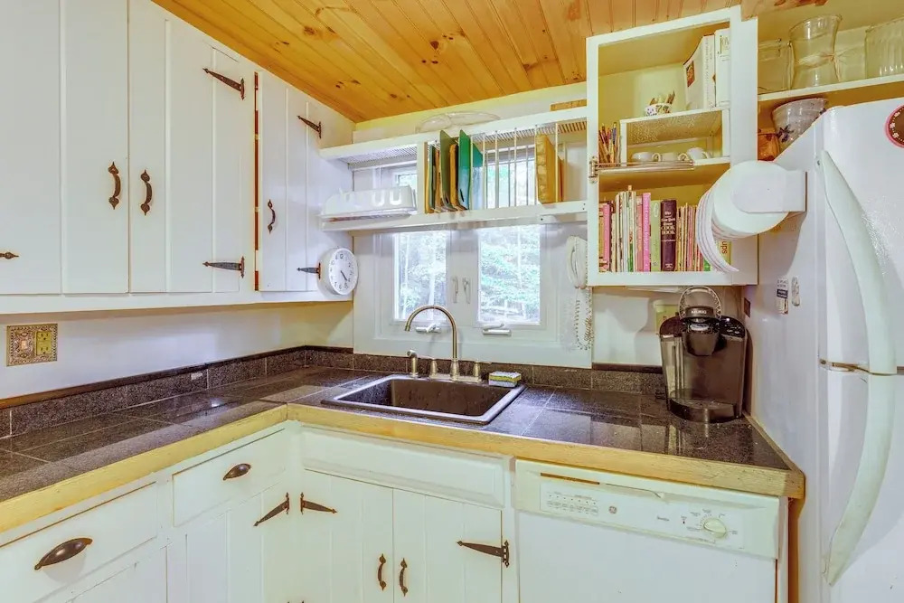 Idyllic Lakefront Cottage Near Mount Sunapee