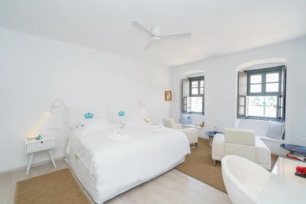 MyCrown Suite, Luxurious apartment with sea view located at the port of Hydra