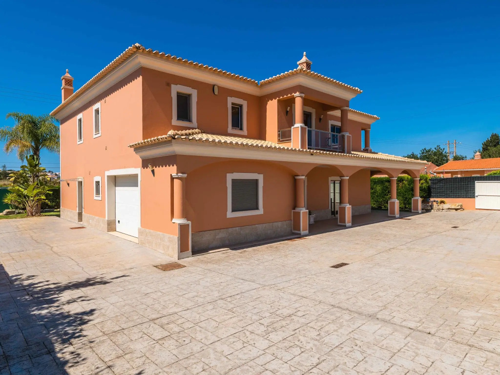 Spacious villa in Albufeira with private pool