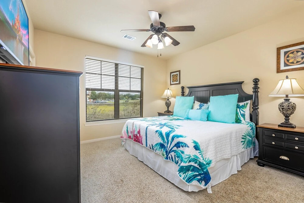 909bp 3 Bedroom Condo by Redawning