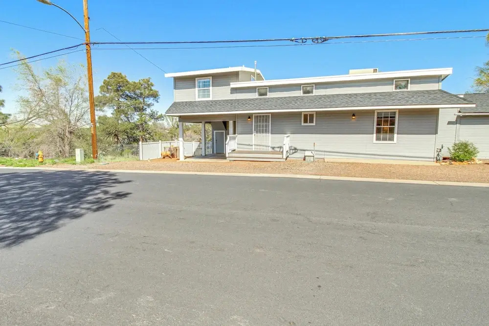 Walk to Dtwn Show Low: Townhome w/ Balcony