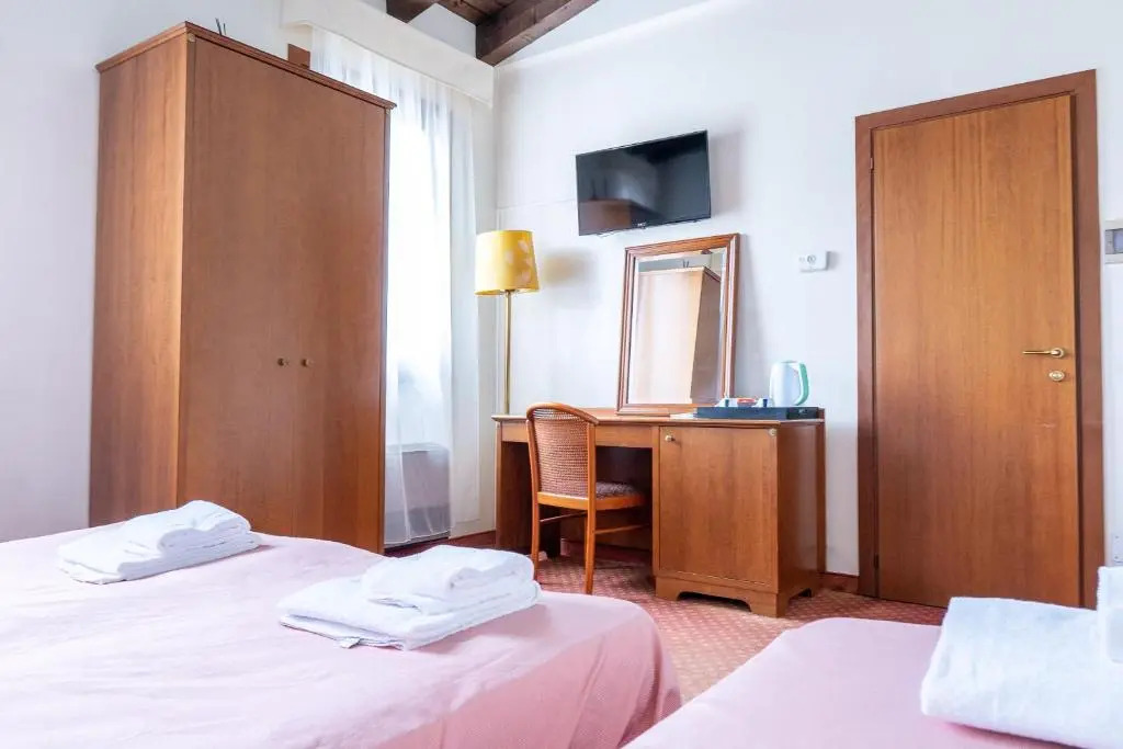 Hotel Villa Sara with pool and parking near Venice