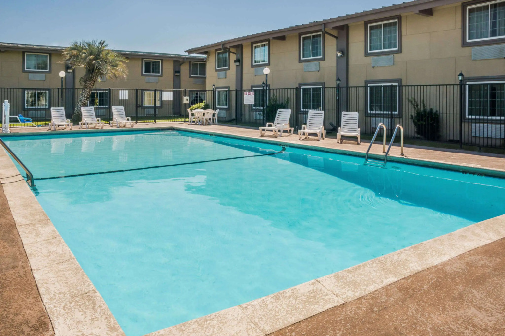 Super 8 by Wyndham Beaumont I-10 College St