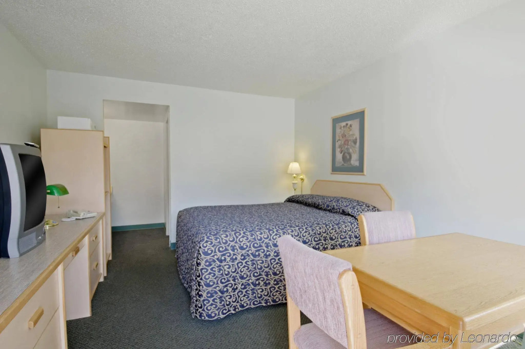 Canadas Best Value Desert Inn & Suites