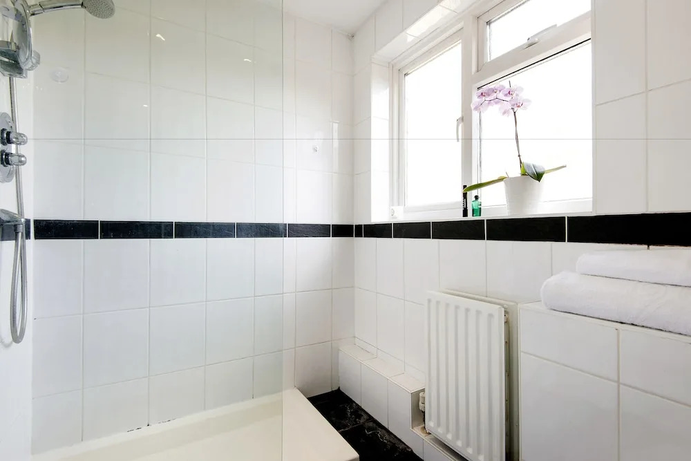 Bright and Breezy home by Clapham Common