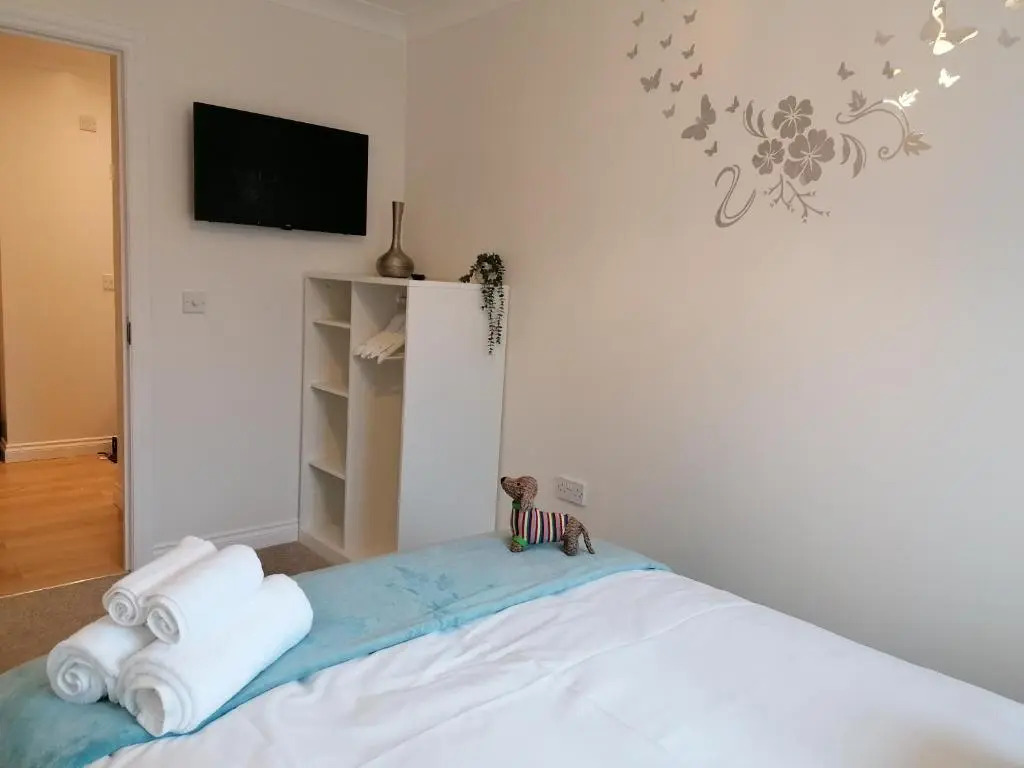 Luxury Modern 2 Bed Apartment, FREE UNDERCROFT PARKING 2,1m max