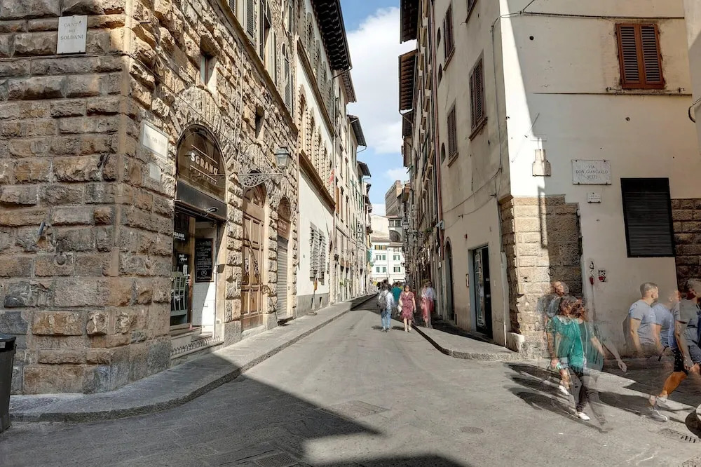 Neri 23 in Firenze With 3 Bedrooms and 2 Bathrooms