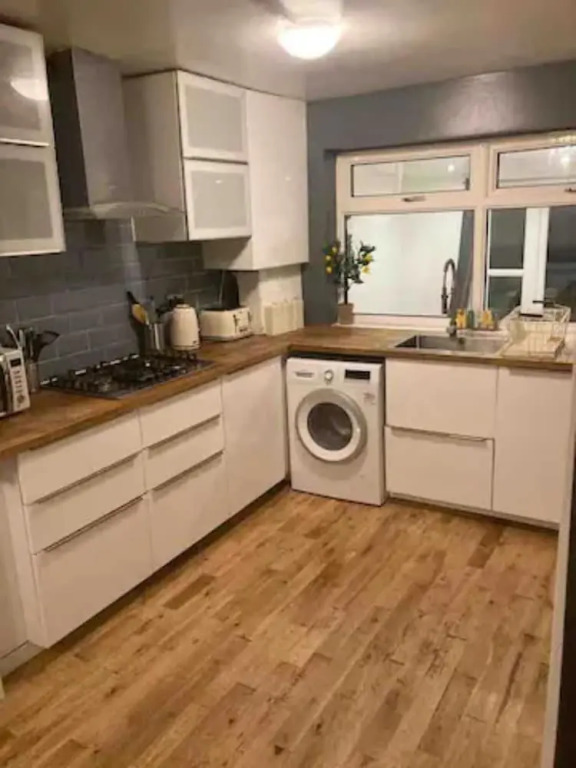 Modern 5 Bedroom Family House - 18 Mins to Station