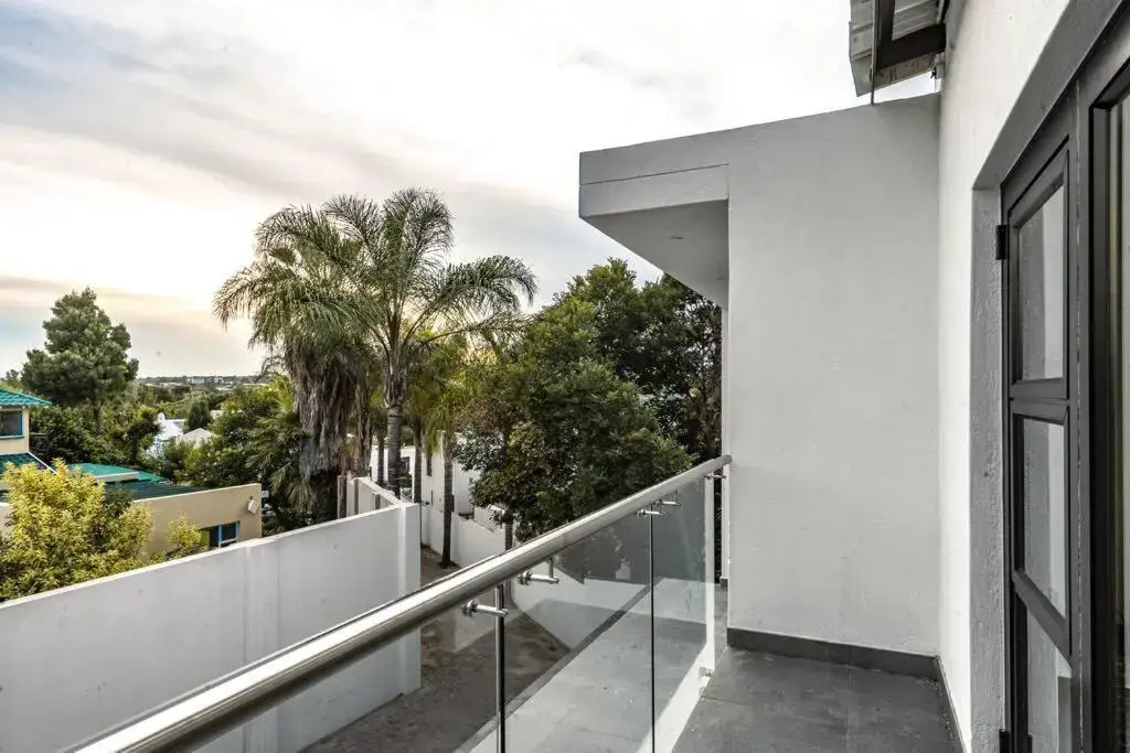 Private Modern 10 bdrm Home tucked away in Sandton