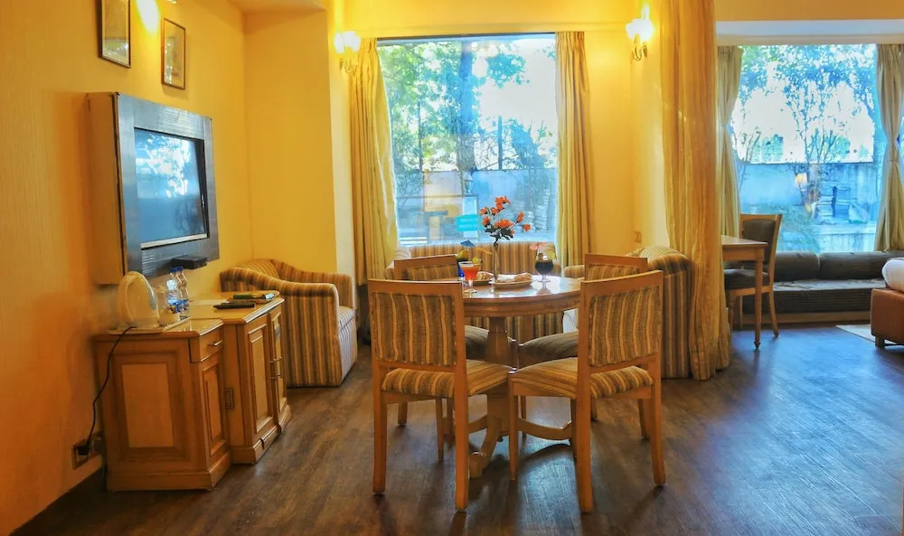 Dee Marks Airport Hotel & Resorts