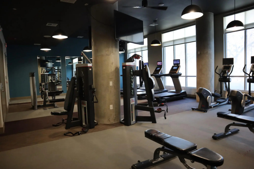 Spacious Private and Elegant Downtown Location