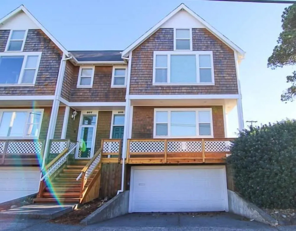 Cozy Gathering Space and Sparkling Amenities - Charming Seaside Haven