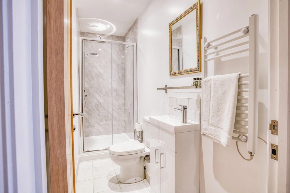 King Size 1 Bedroom Comfort Apartment en Suite Shower Free Toiletries Wifi and Hairdryer