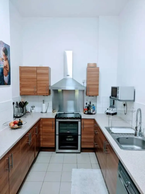 2 Bedroom North Kensington Apartment With Courtyard