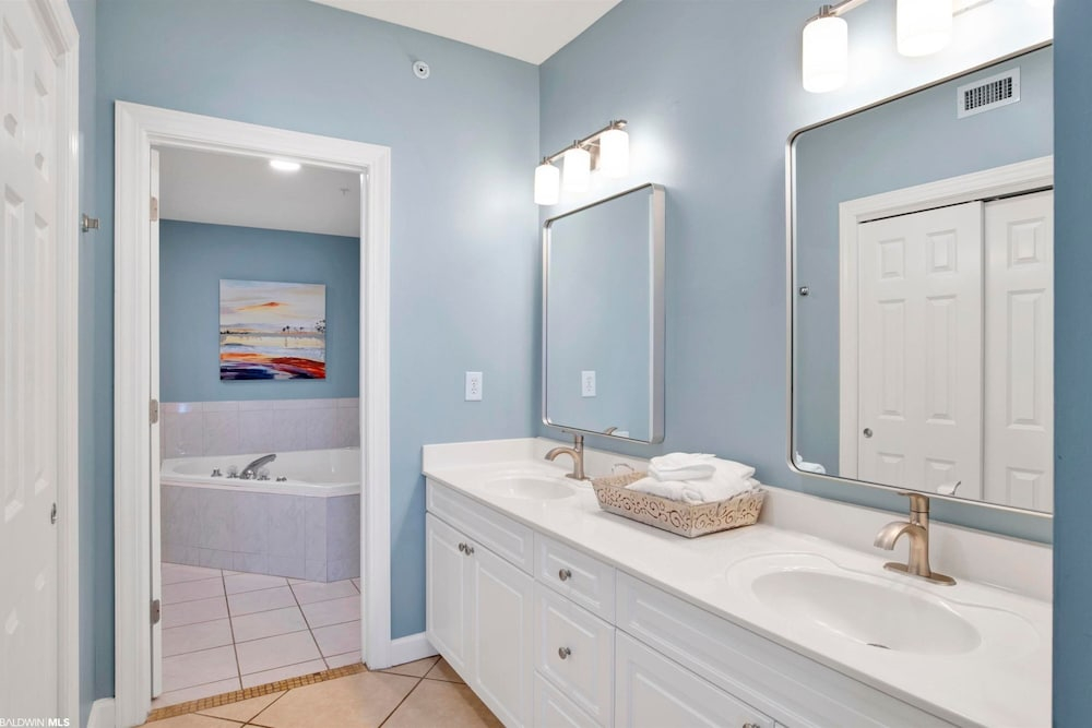 Admirals Quarters 1402- Beachfront 3 Bedrooms 3 Baths Sleeps 8