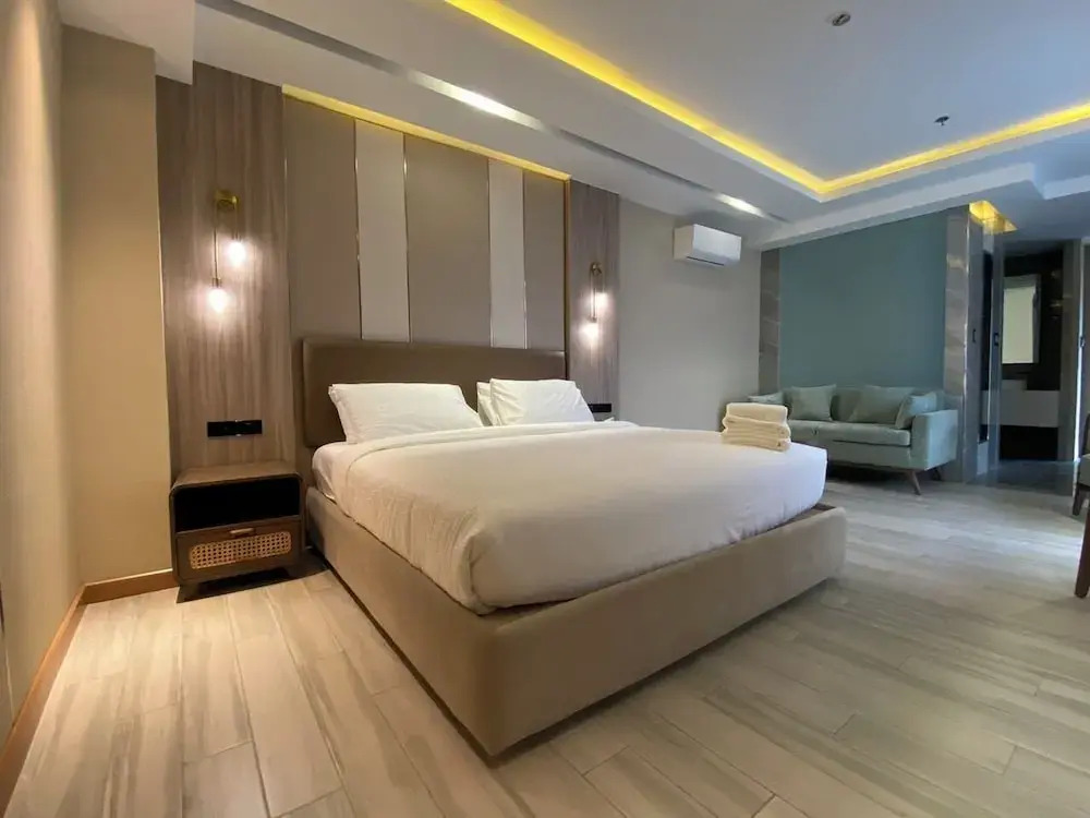 Sunday Belajandro Hotel