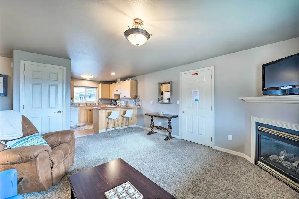 Apartment w/ Gas Fireplace ~ 1/2 Mi to Beach!