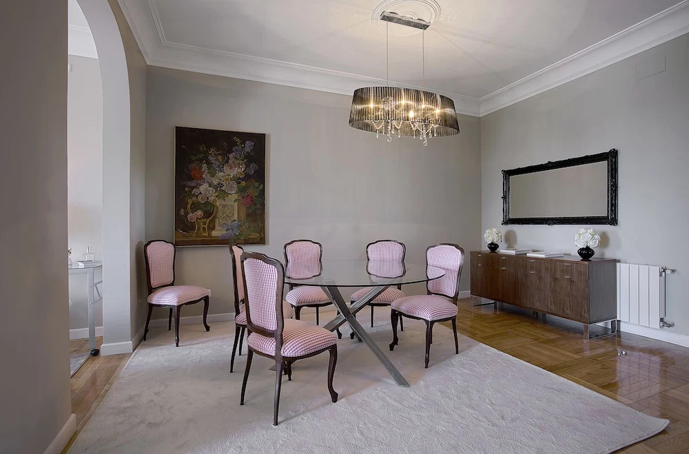 Large 3 Bd Apartm 200 m Square With View to the Royal Palace. Palacio