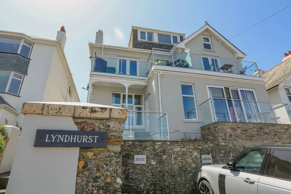 4 Lyndhurst