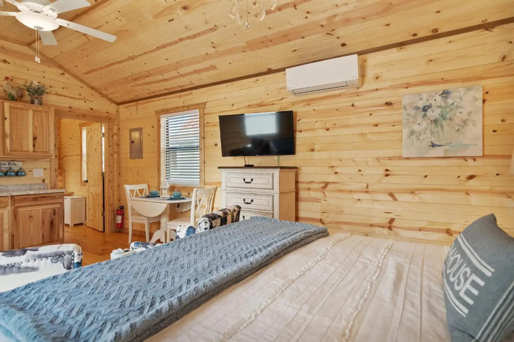 Stunning Cabin Right on Main St!