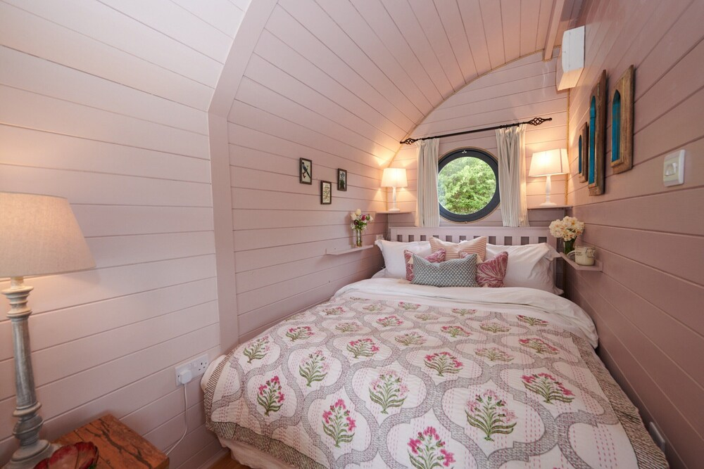 Cabins in Oxfordshire With Hot Tub & Meadow Views