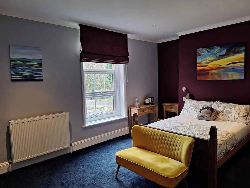 Comfortable and Spacious Double En-suite Room