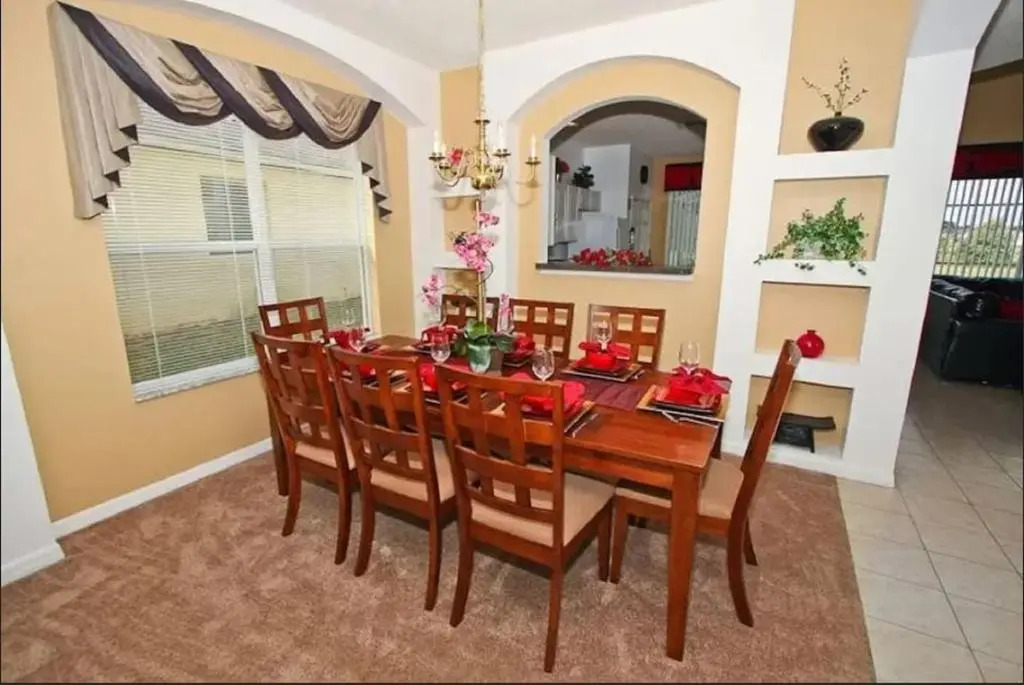 7 Bedroom, 4.5 Bath & Enclosed Pool. Lake View and 3 Miles to Disney!