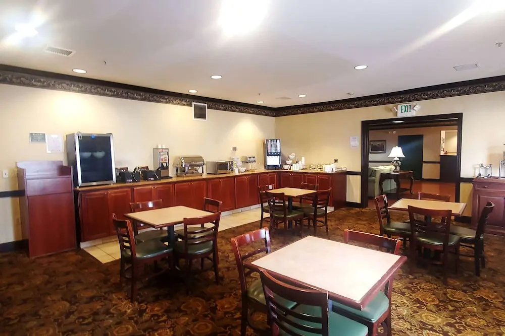 Wingate Suites by Wyndham Youngstown - Austintown