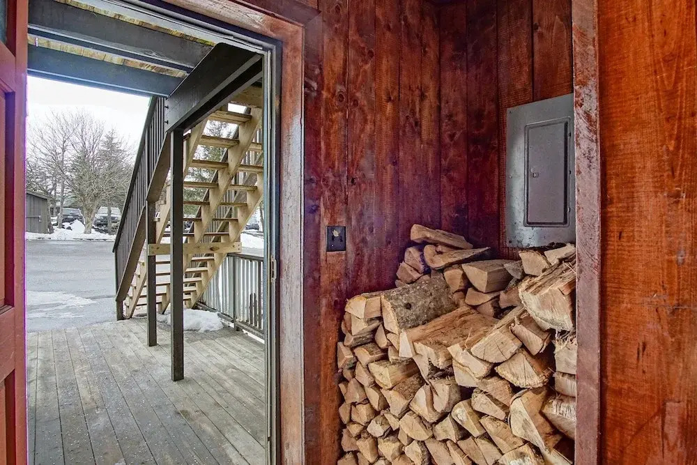 Whistlepunk #11: 2 Bedroom, 2 Bath: Wood Fireplace.central Location