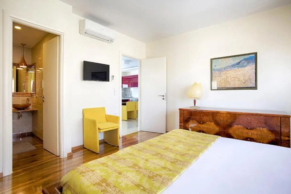 Unique 3 bedrm 3 bathrm apt - Acropolis views! SG69