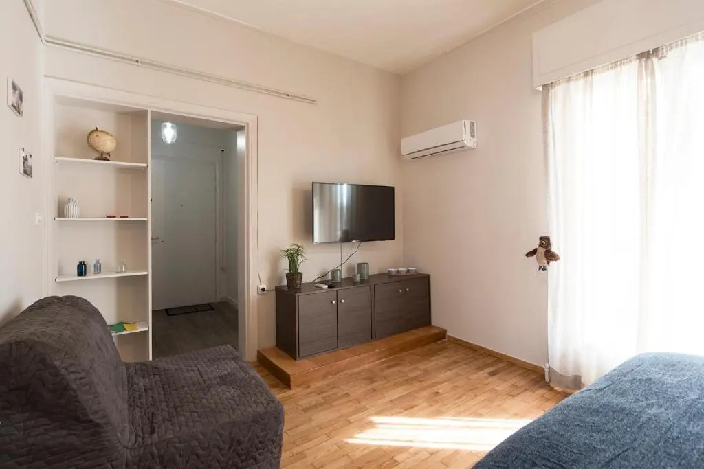 EL GRECO bright, airy penthouse in trendy Petralona