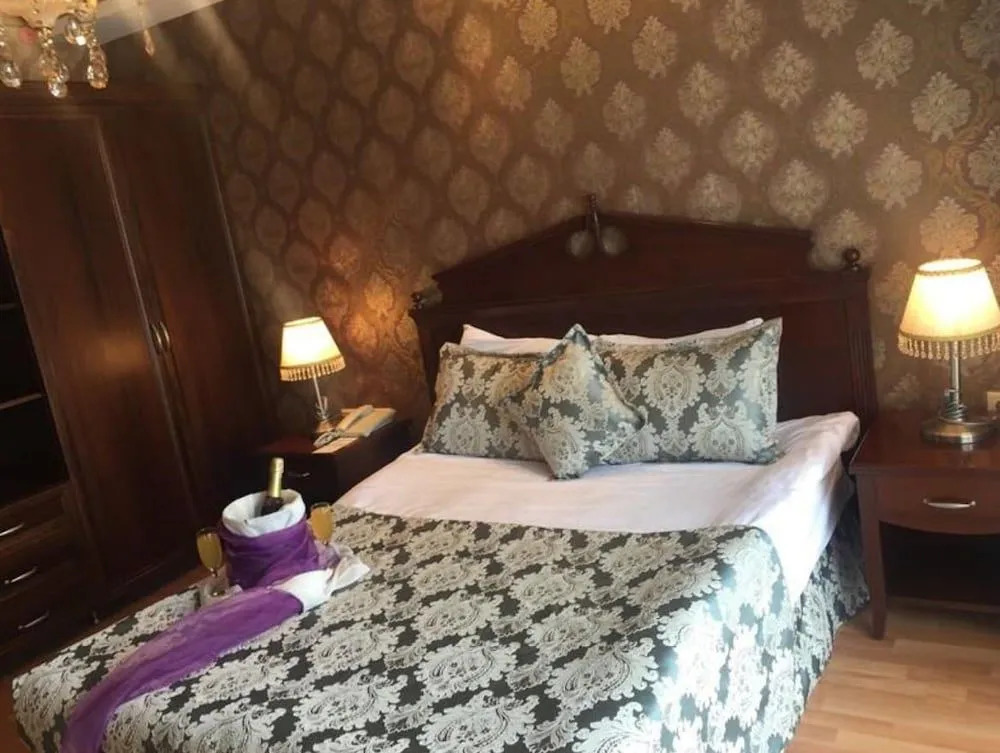 Club Rose Bay Hotel