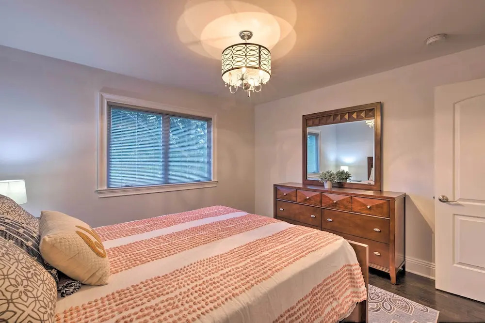 25 Mi to Nyc: Walkable Long Island Apt w/ Balcony
