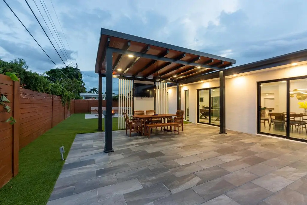 Cozy New Villa w/Cool Cabana+Fire Pit & Games