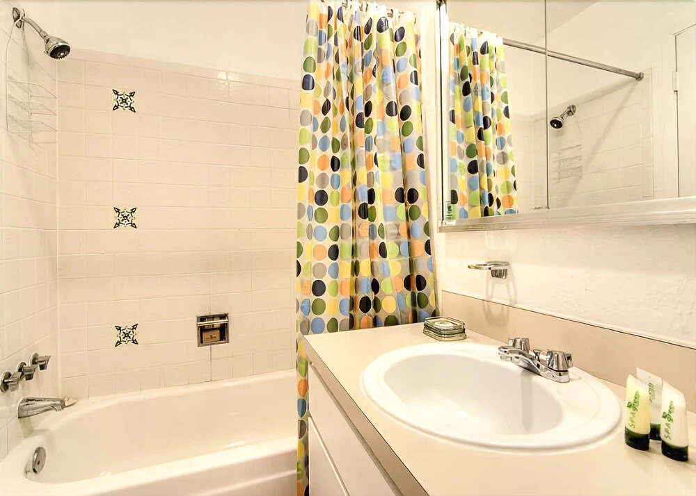 Artist Road #18, 2 Bedrooms, Sleeps 4, Flat Screen TV, Pool Access, WiFi