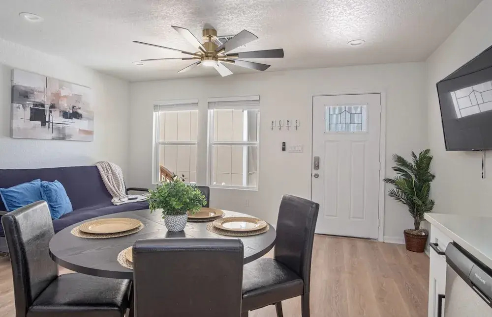 Historic Comfort 2BR/1BA Guesthouse Near Riverwalk