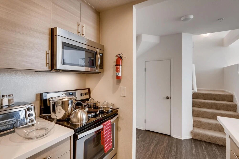 H2 -NEW Gorgeous Downtown San Diego 1 Bedroom + Upstairs Bedroom Loft!