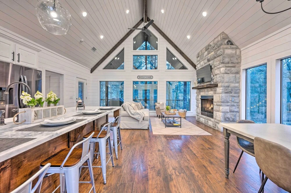 Modern Cabin w/ Hot Tub: 1 Mi From Hochatown!