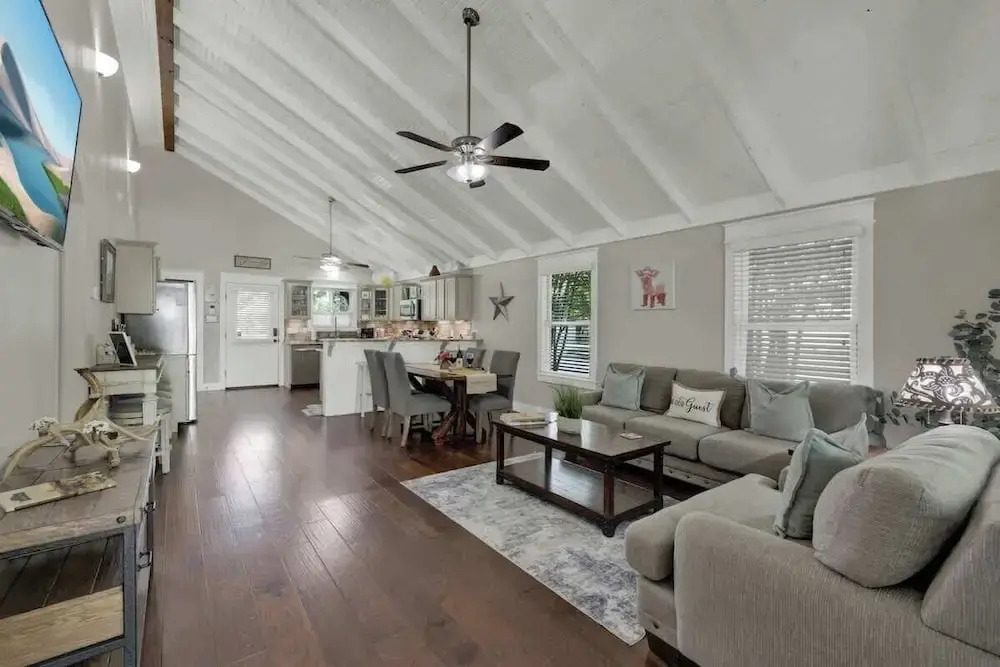 Charming Cottage-3 Mins to Downtown-pet Friendly!