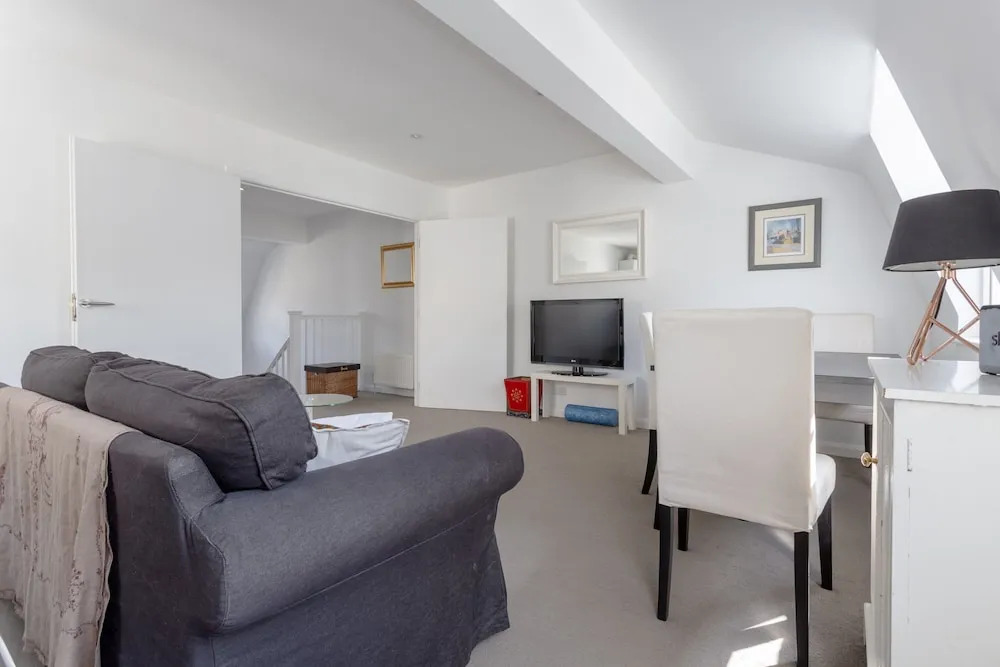 Bright & Airy 1 Bedroom Apartment in Central London