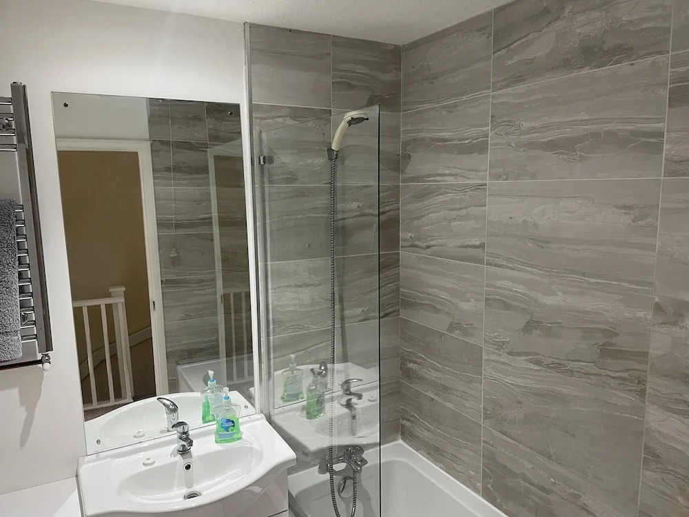 3-bed House in Stoke-on-trent Free Sky Free Wifi