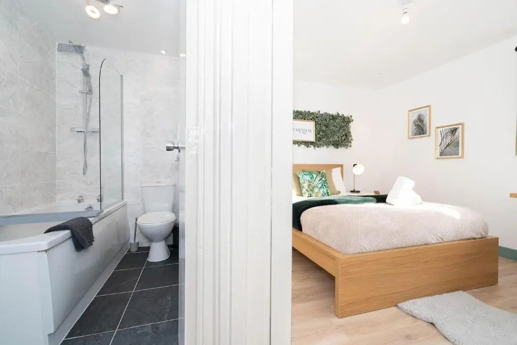 Stylish, modern 3 bedroom townhouse with parking