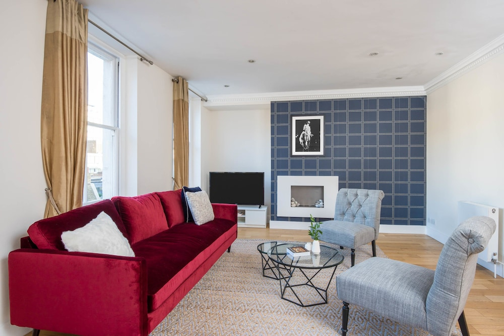 Bright Mayfair Suites by Sonder